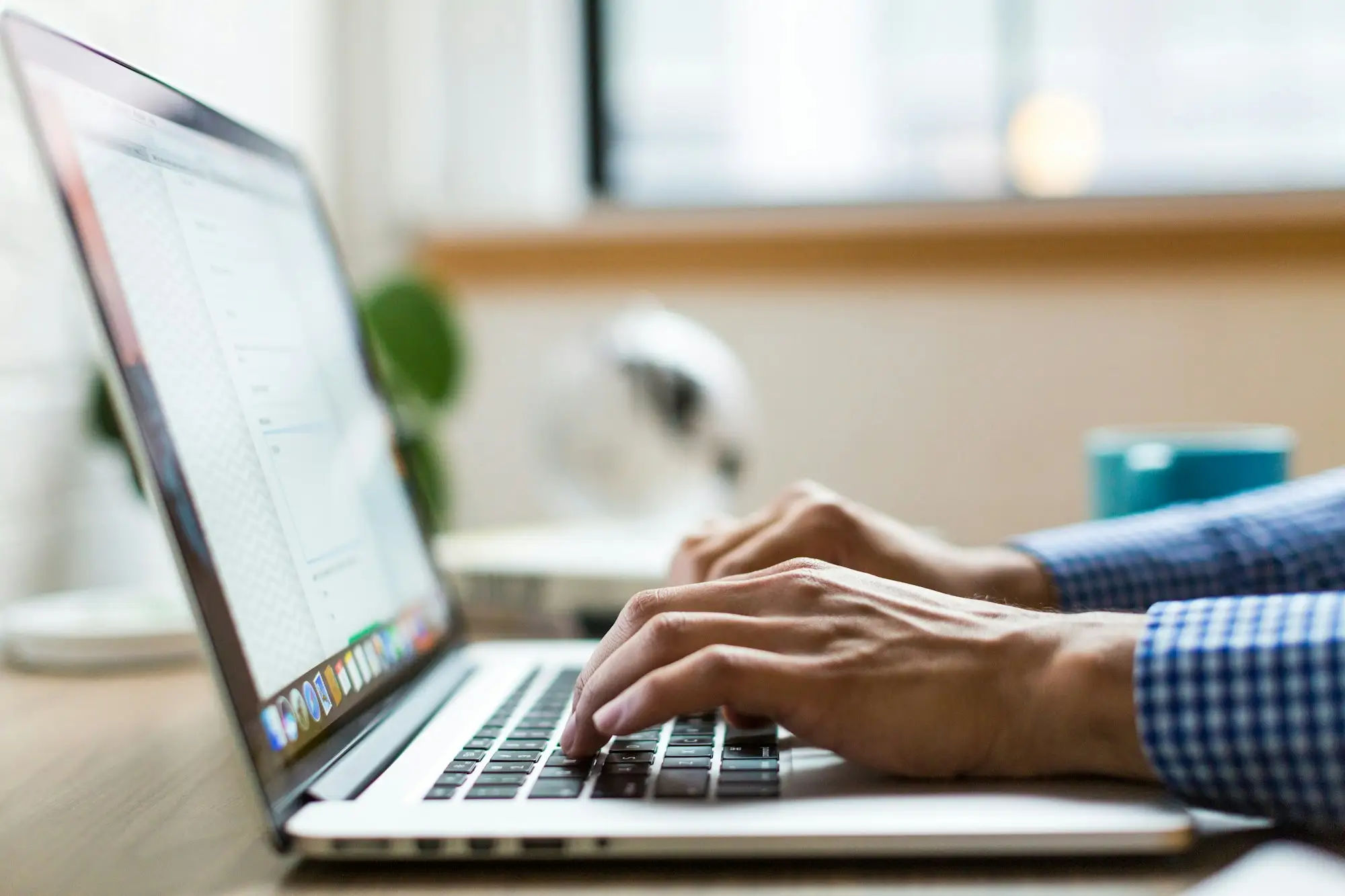 Mains sur le clavier d'un ordinateur portable pendant une intervention à distance